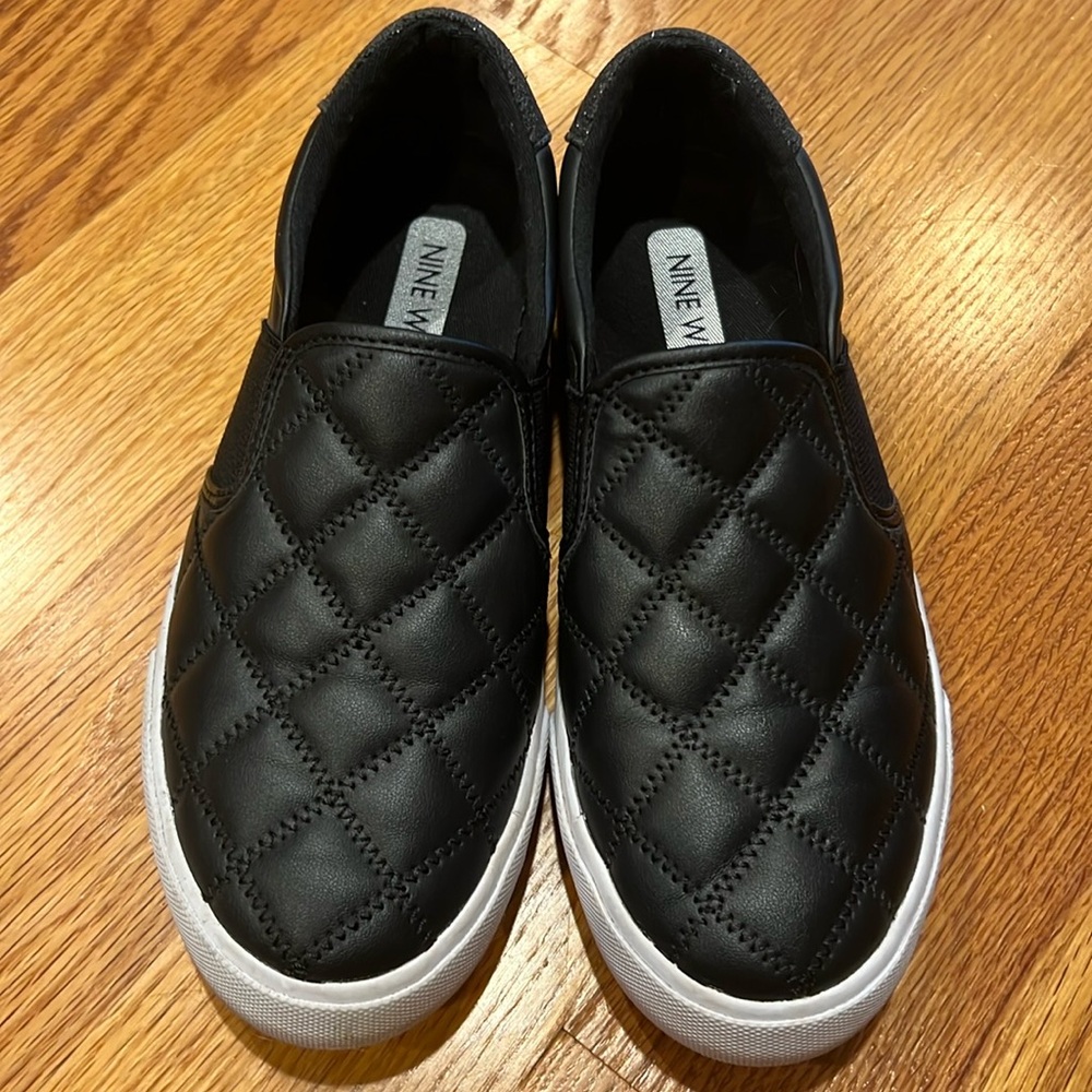 EUC Women’s Nine West classic Quilted Slip-On Sneakers